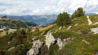 Vues sur Plagne Soleil depuis le Dou du Praz ppb.jpg