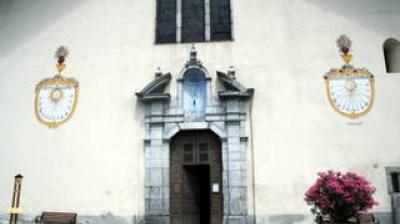 Façade de l'église Aime église, porte+cadrans solaires+bouquets de fleurs AC