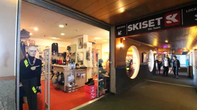 Skiset in de winkelgalerij