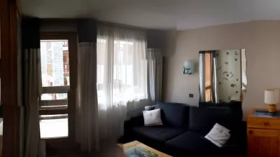 Deelbare woonkamer met slaapplaats en eetzaal