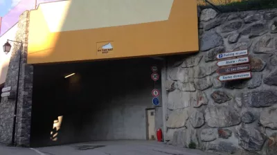 Ingang van de parking van de gondelbaan, Hauts du Creyzijde.