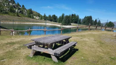 Picknicktafel aan de Lac des Pierres Blanches