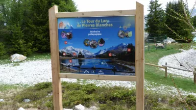 Welkomsbord voor de Tour du Lac des Pierres Blanches