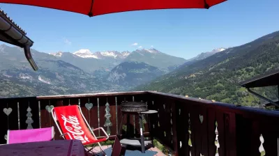 Uitzicht vanaf het terras op de vallei en de Mont Blanc