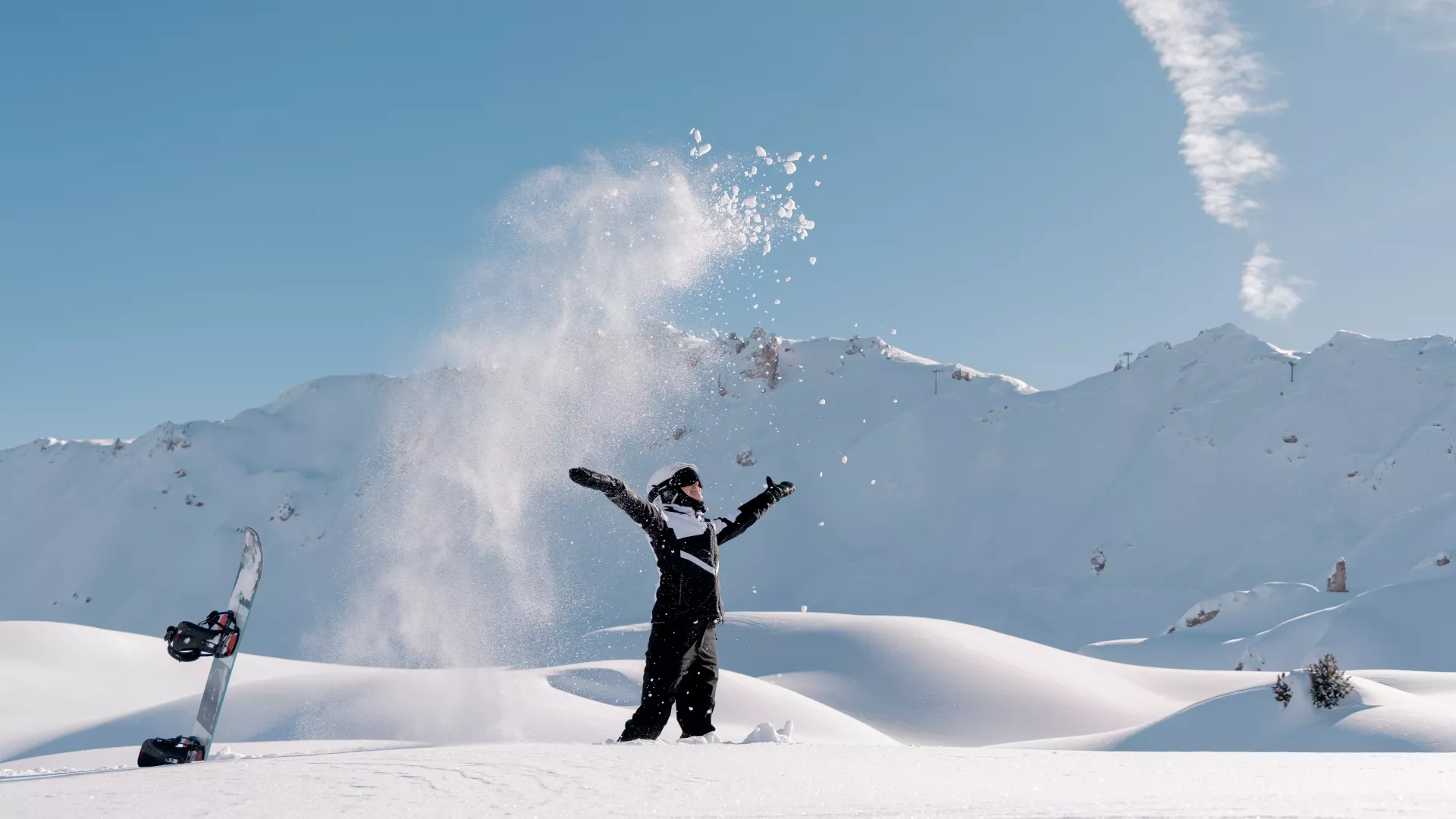 snowboardeuse et montagne