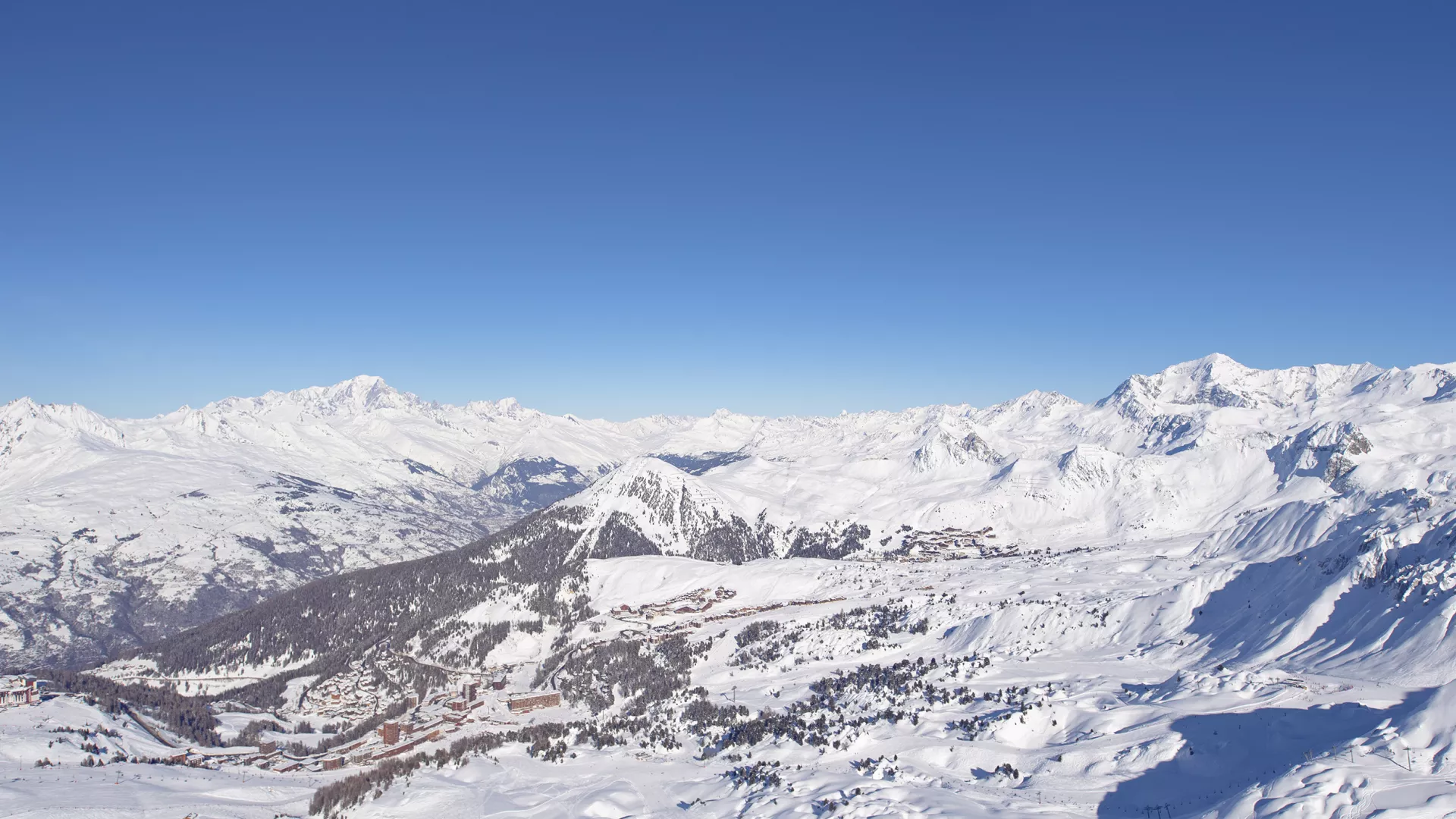 Panorama sur La Plagne depuis le sommet du Bécoin