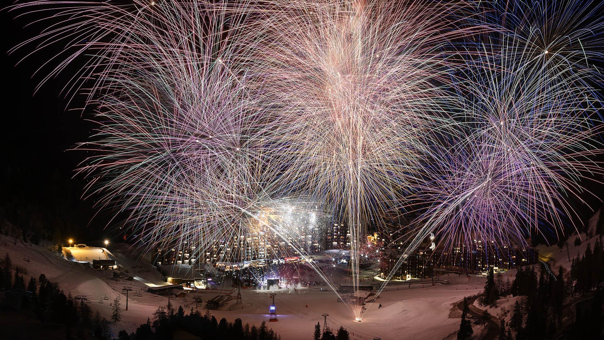 Feu d'artifices de la Nuit du Pompon Rouge à La Plagne Feu d'artifices de la Nuit du Pompon Rouge à La Plagne