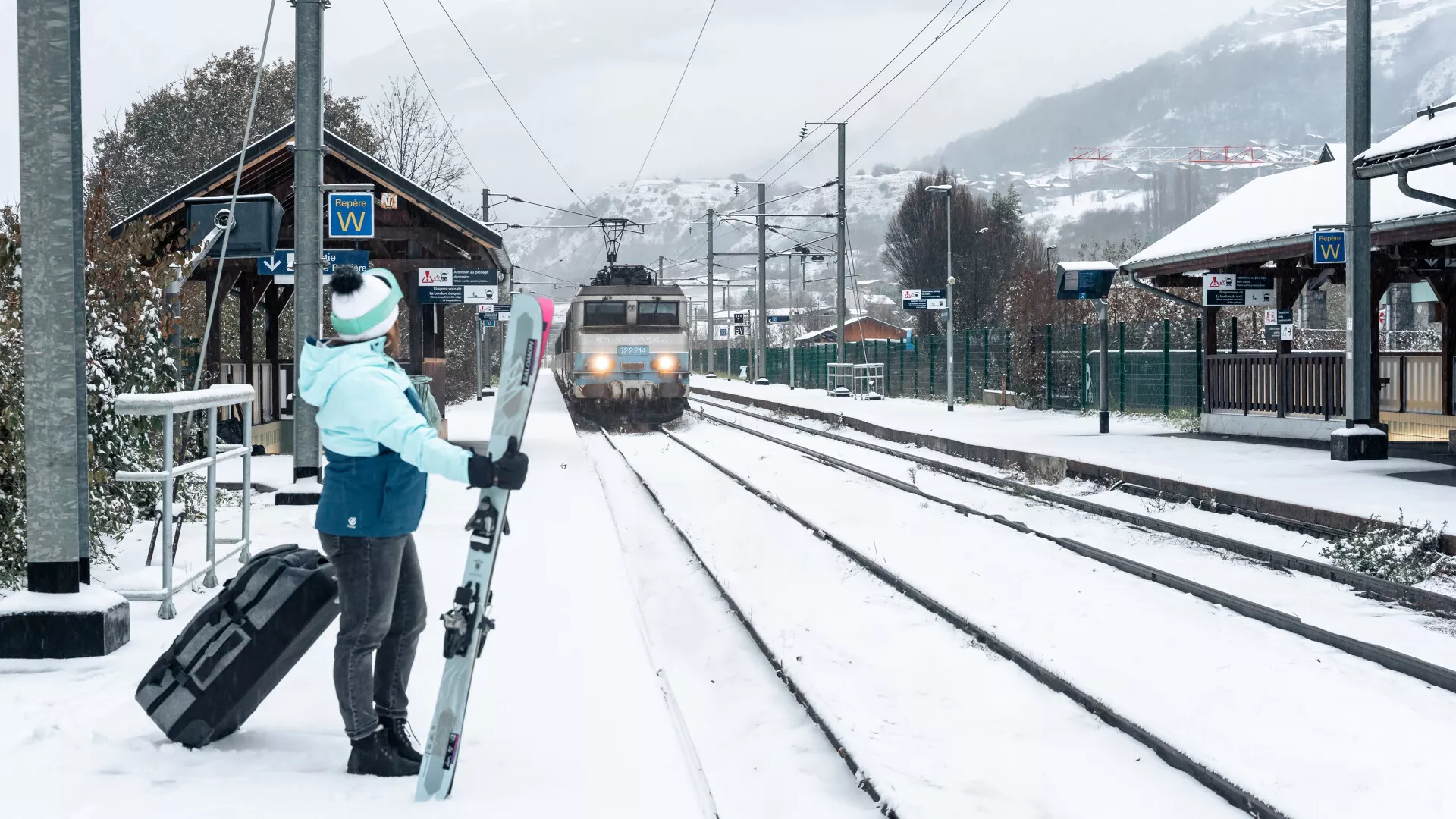 Gare_Aime_et_train-BrendanLePeru